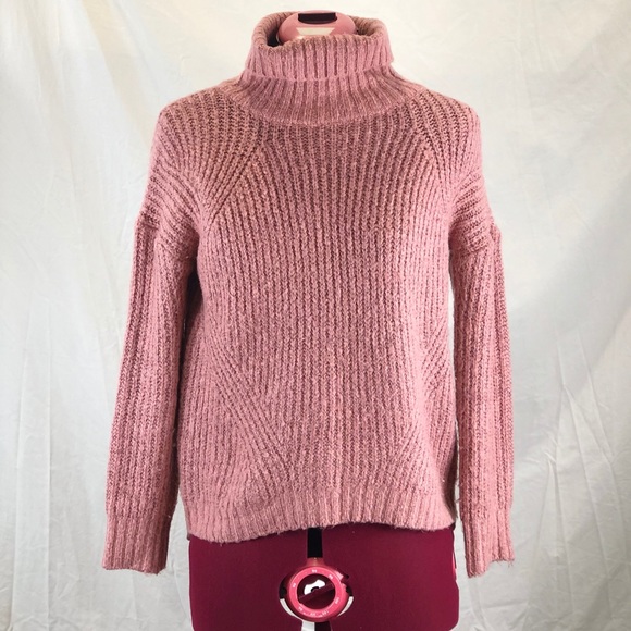 ⭐️ 5/$30 Pink turtleneck sweater
